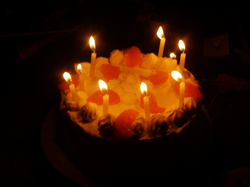 蠟燭のともった手作りのケーキがクリスマス感を演出します。
