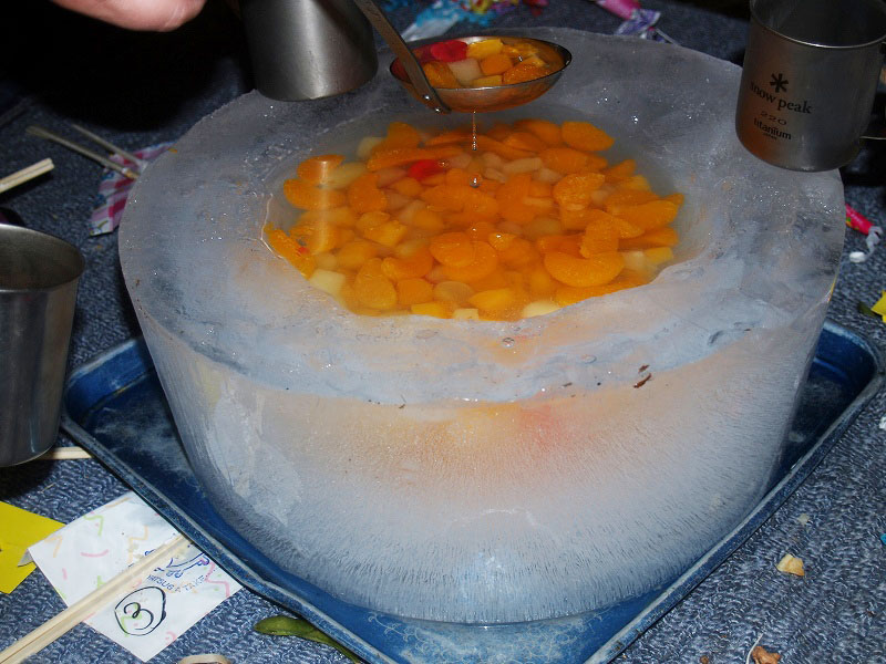 氷のお皿に盛られたフルーツ。手作り感がいいですね。