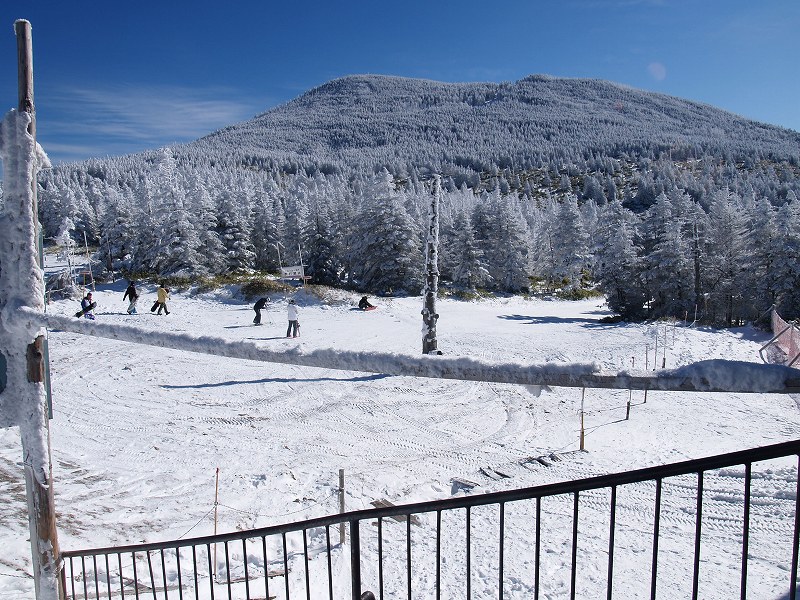 山頂駅から望む縞枯山。縞枯山から茶臼山を経由して麦草峠、白駒池などを巡るコースは、冬山登山初心者ルートとして親しまれています。1月28日時点の積雪量は約90センチです。