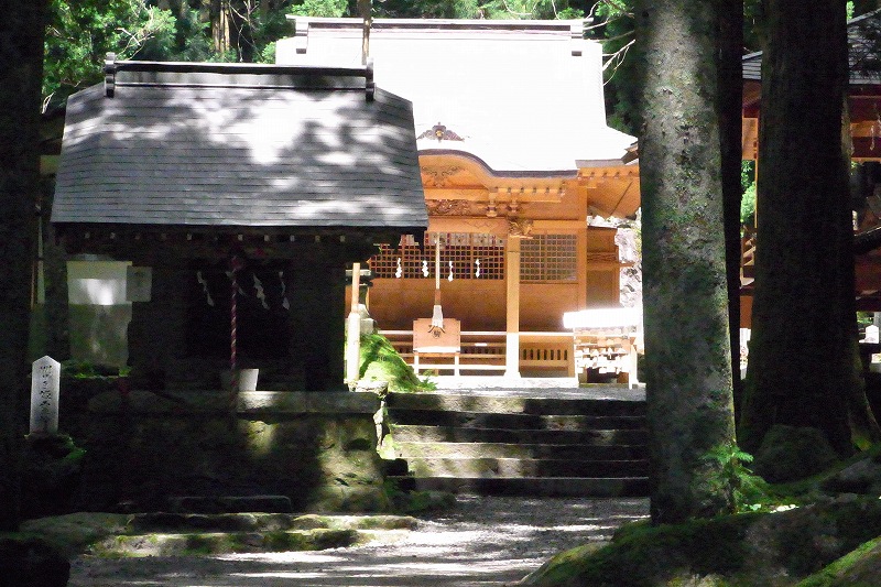 竹宇神社本殿。甲斐駒ヶ岳の修験道と関わりのある神社です。右手の建物は神楽殿で、毎年4月10日から16日の間の日曜日に太々神楽が奉納されます。