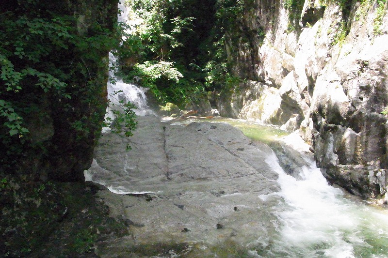 旭滝。川に降りて岩を回り込むようにしないと滝の全容が見えません。川スレスレを進むため水量が多い時は不可能です。