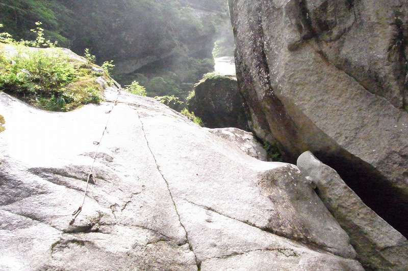 岩に架けられたロープを使い、岩をよじ登れば不動滝の滝壺です。