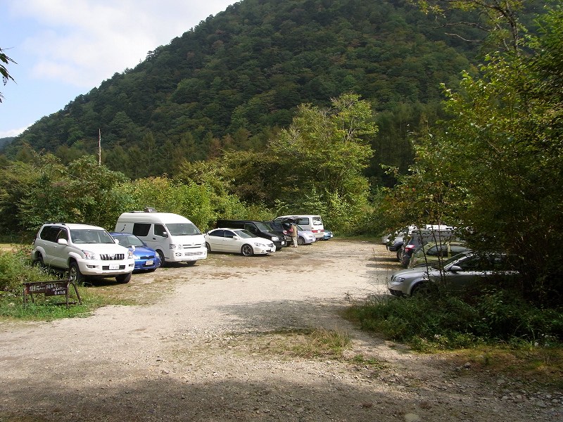青木鉱泉の有料駐車場は約１００台駐車可。