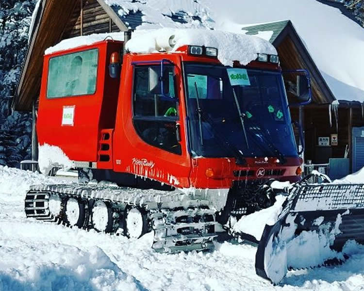 冬季のみ宿泊者限定で八千穂スキー場のレストラン・モンブランから白駒池入口まで 雪上車による送迎があります。要連絡。