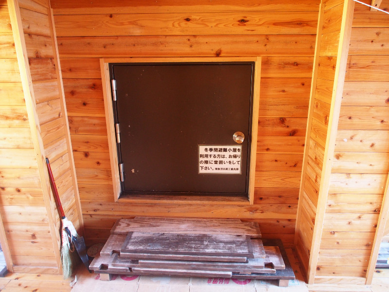 冬季避難小屋の扉
