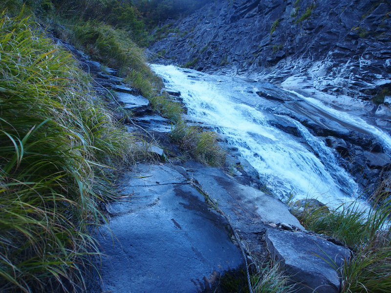 アイガメノ滝に沿って一枚岩状の斜面