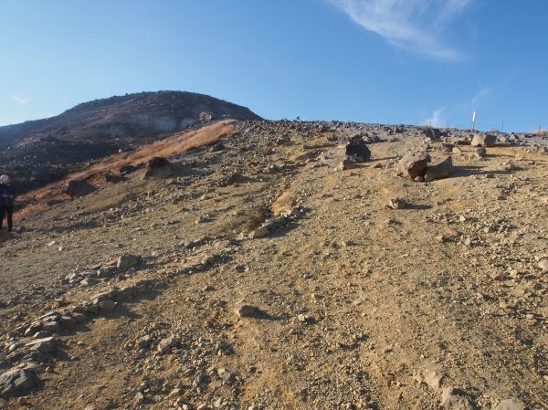 茶臼岳へは広い砂礫の登山道