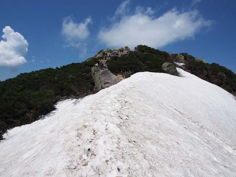 柴安嵓山頂下の雪の急斜面終了