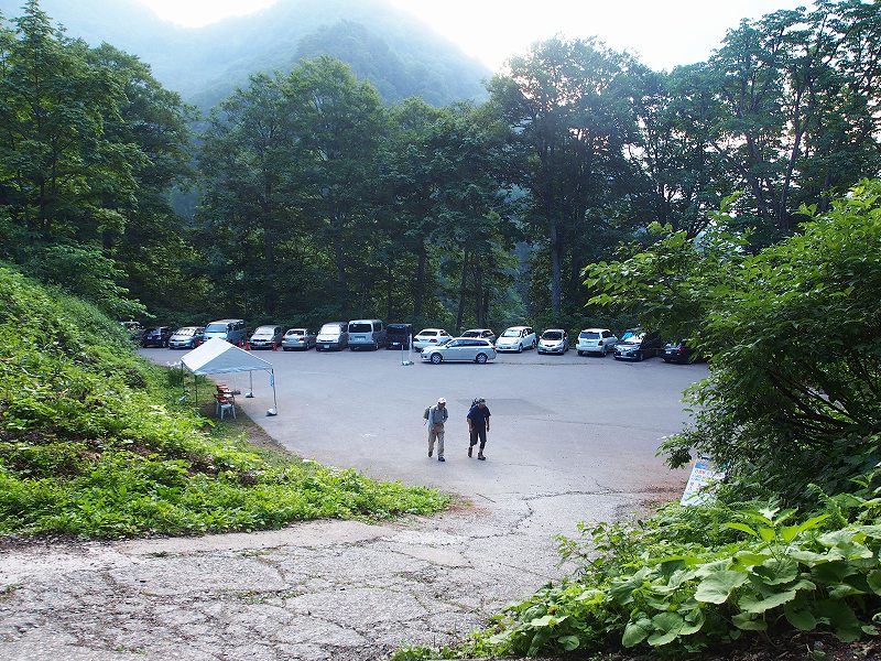 猿倉荘の宿泊者用駐車場約15台