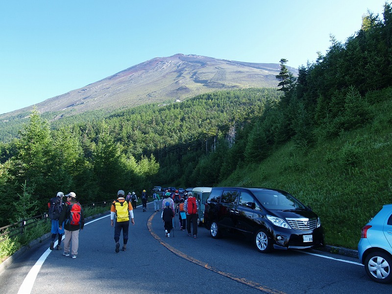 富士山スカイラインに縦列駐車の長い列
