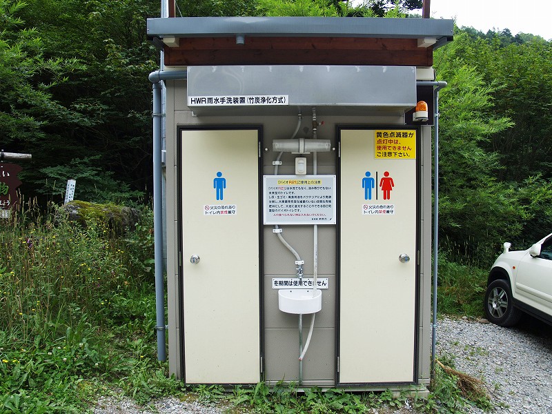 登山者用無料駐車場の簡易トイレ