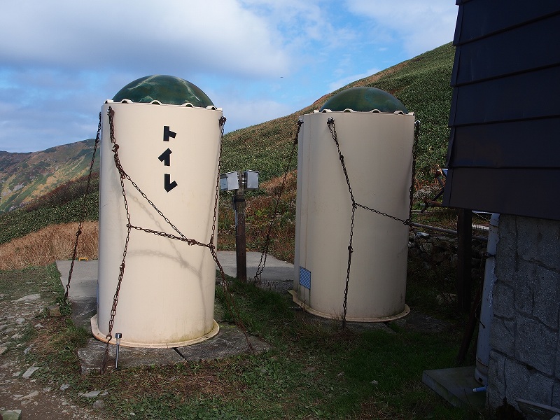 谷川岳肩の小屋外トイレ