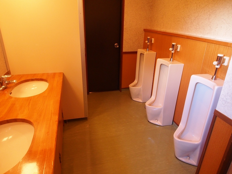 男性用水洗式トイレ