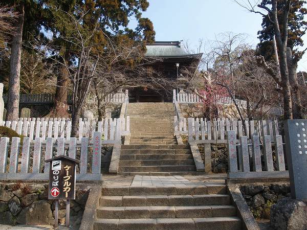 筑波山神社の境内を抜け、登山道入口を目指す。