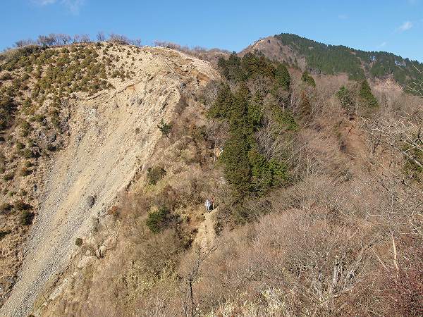 斜面崩壊と木製階段の登山道