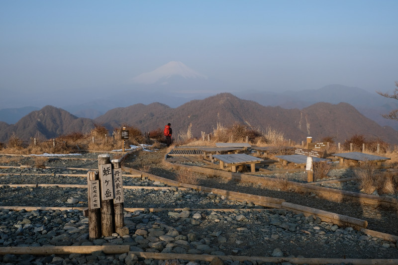 「蛭ヶ岳」山頂から望む「檜洞丸」と「富士山」