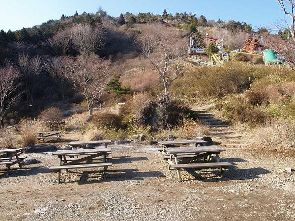 つつじヶ丘ガーデンハウス休憩所と「おたつ石コース」登山道入口