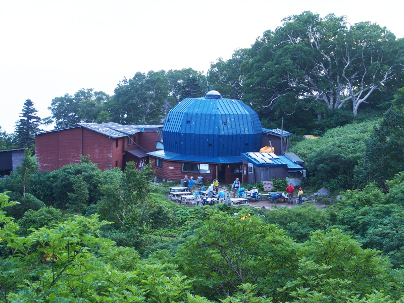 ドーム状の青い屋根が特徴的な山小屋