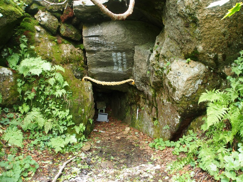 天然岩の洞窟に小祠