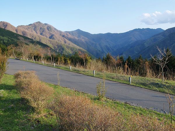秩父市営有料駐車場から望む雲取山に至る稜線