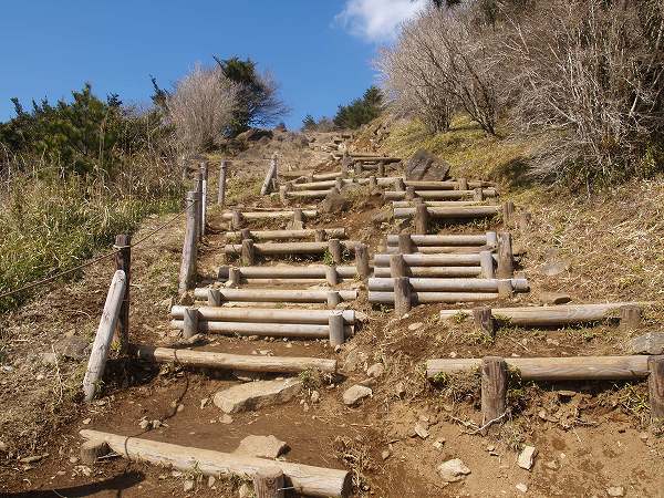 階段状の登山道を登る。登山口➡弁慶茶屋跡へ
