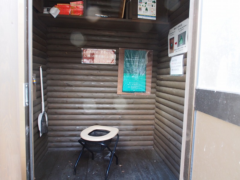 一不動避難小屋の携帯トイレ用ブース