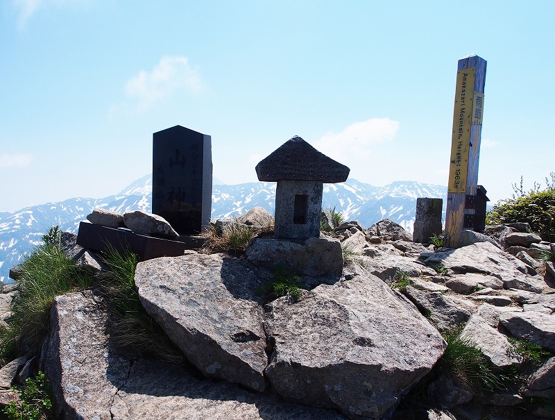 南峰（西峰）に三角点と山神の石碑、小祠