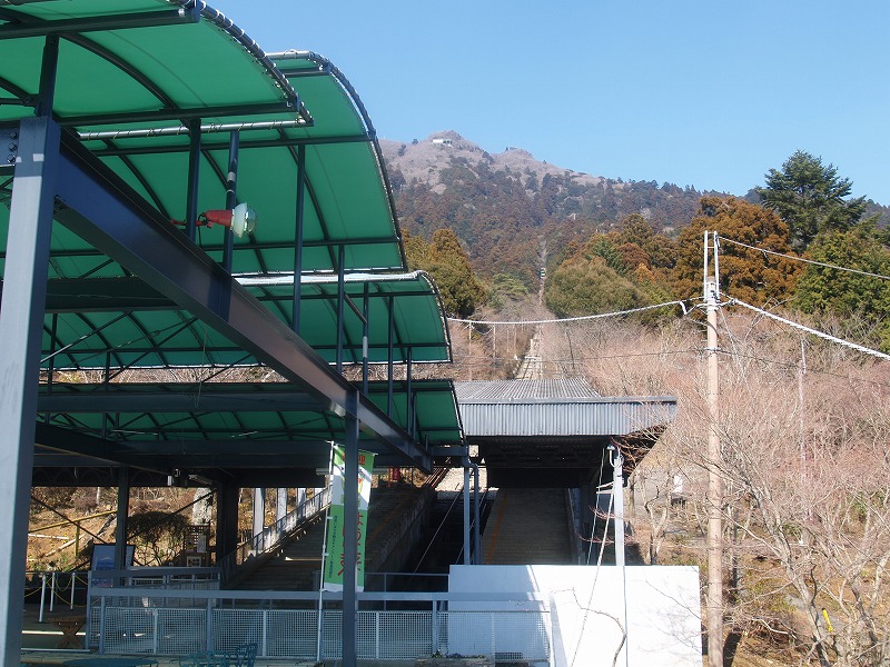 筑波山ケーブルカー宮脇駅から見上げる筑波山