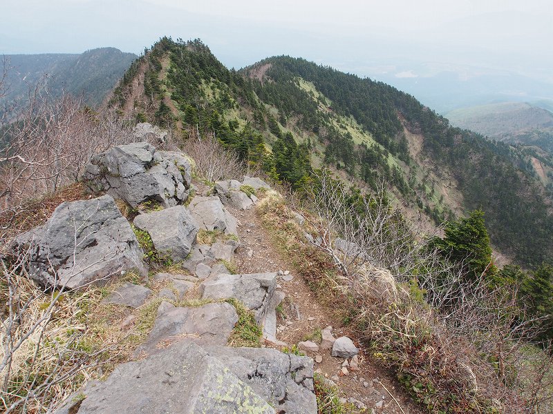 山頂から浦倉山（パルコール嬬恋スキーリゾート）方面の稜線