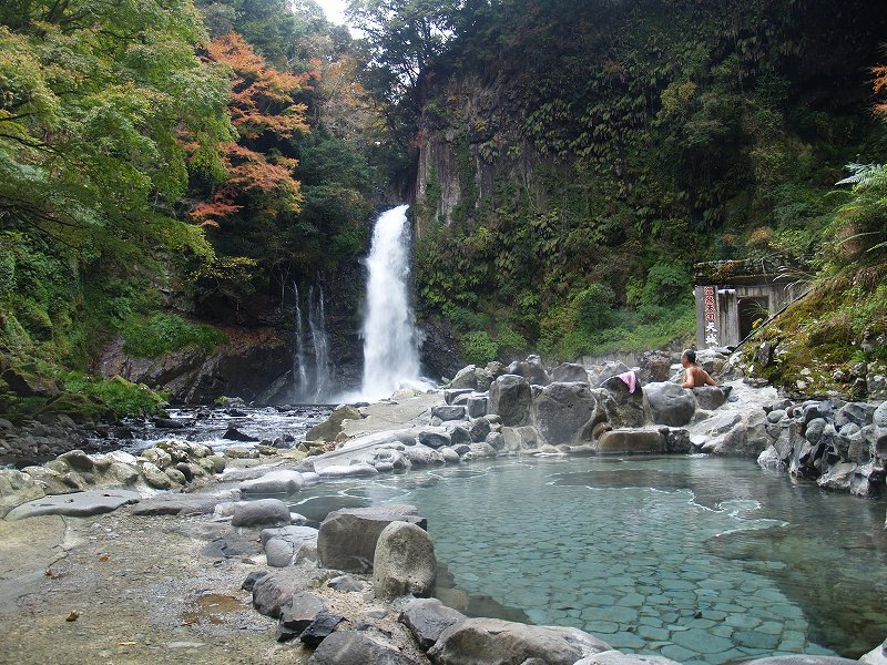 伊豆最大級の滝「大滝」前の露天風呂