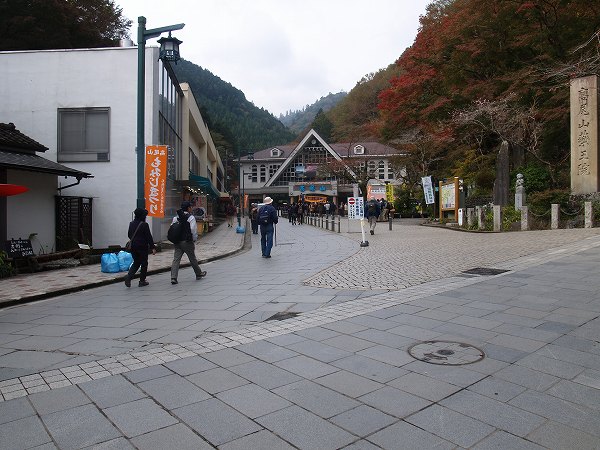 高尾山ケーブルカーとリフトの清滝駅