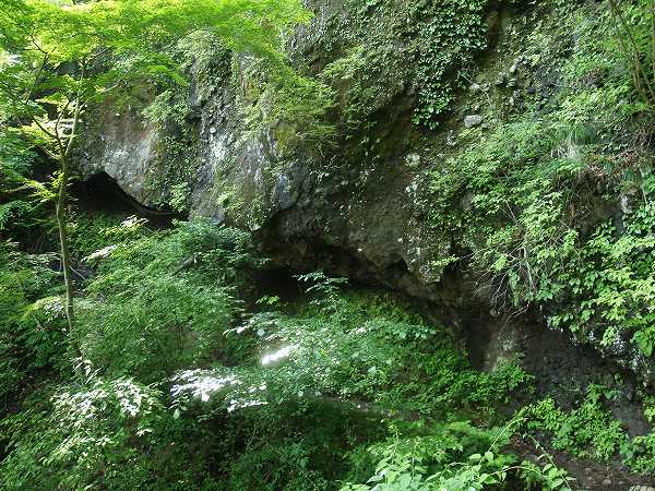 大岩の下をえぐるように作られた登山道