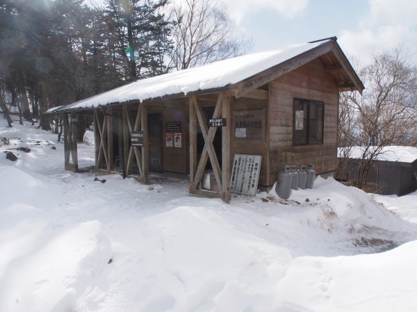 介山荘横の公衆トイレは冬季使用不可