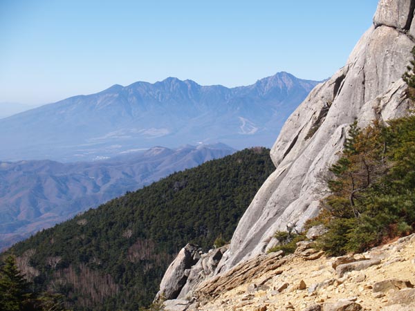 大日岩の中復から八ヶ岳を写す