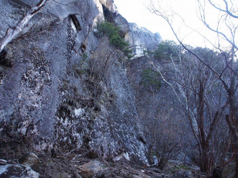 カンマンボロンの洞窟状の岩溝へ