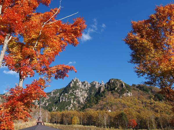 紅葉の間から見える瑞牆山