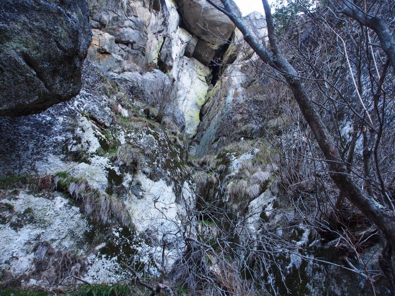 洞窟状の岩溝を登る