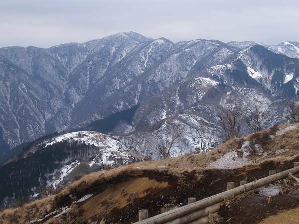 三ノ塔から見る丹沢表尾根の稜線