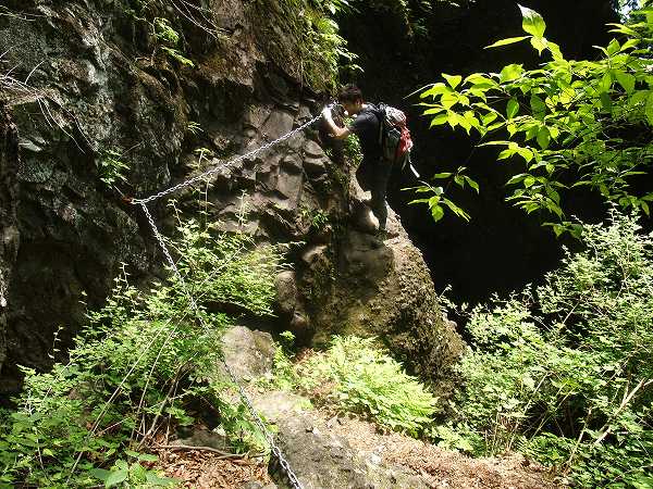 岩壁を登り切り、鎖につかまり約3mのトラバース