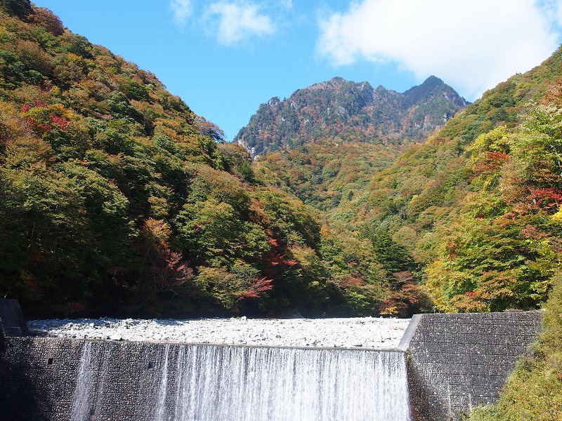 二俣吊橋から西沢渓谷と鶏冠山の紅葉、標高1171m