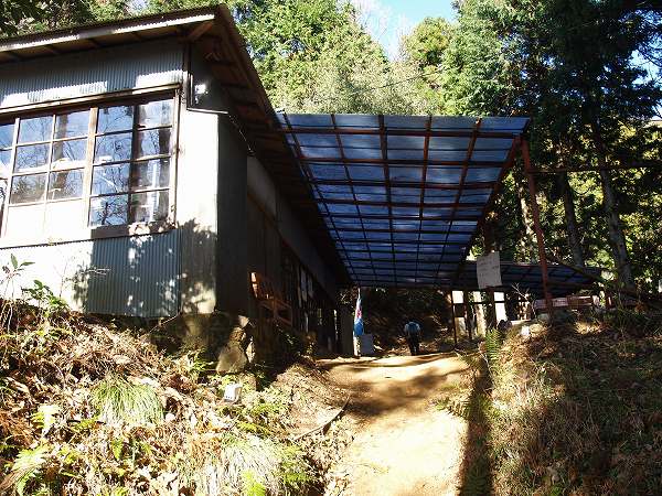登山道途中　観音茶屋の屋根の下を通る