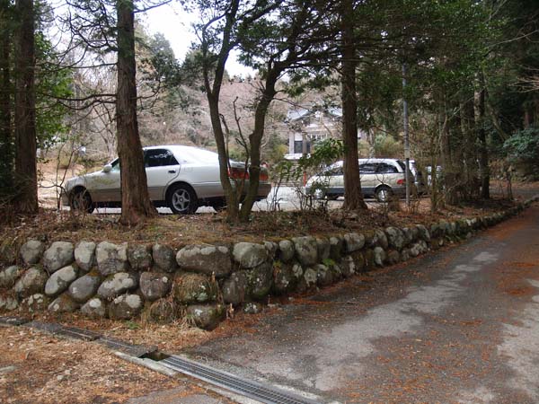 金時神社本殿下の駐車場