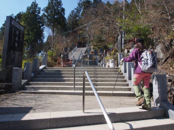 武蔵御嶽神社への階段