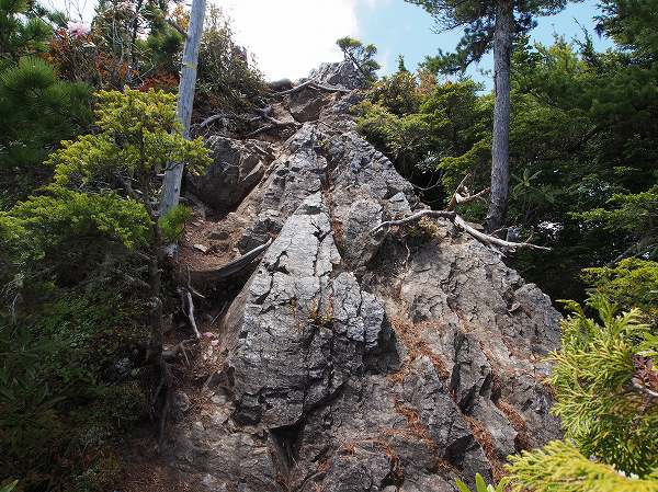 簡単な岩を登る